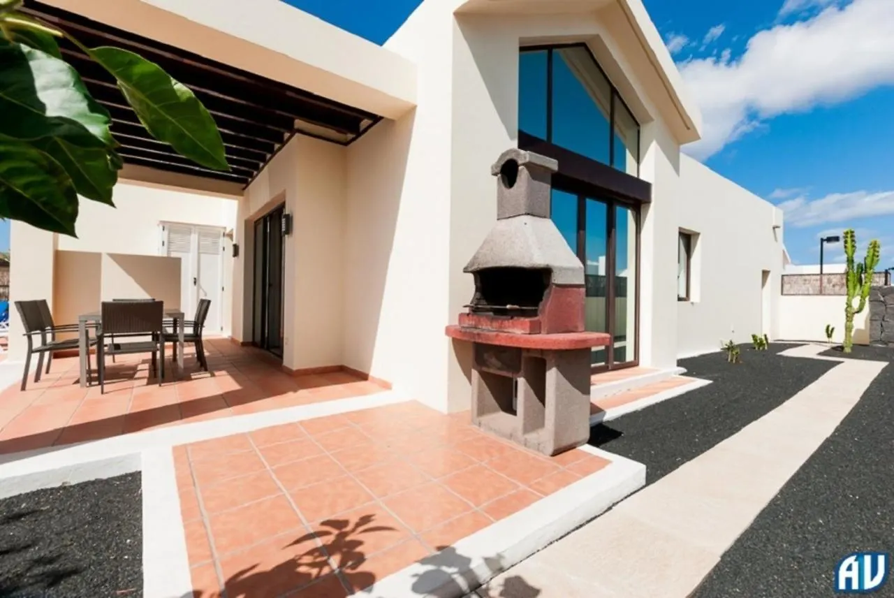 3-Bed Villa On Private Complex With Tennis Court Playa Blanca  0*, Playa Blanca (Lanzarote)